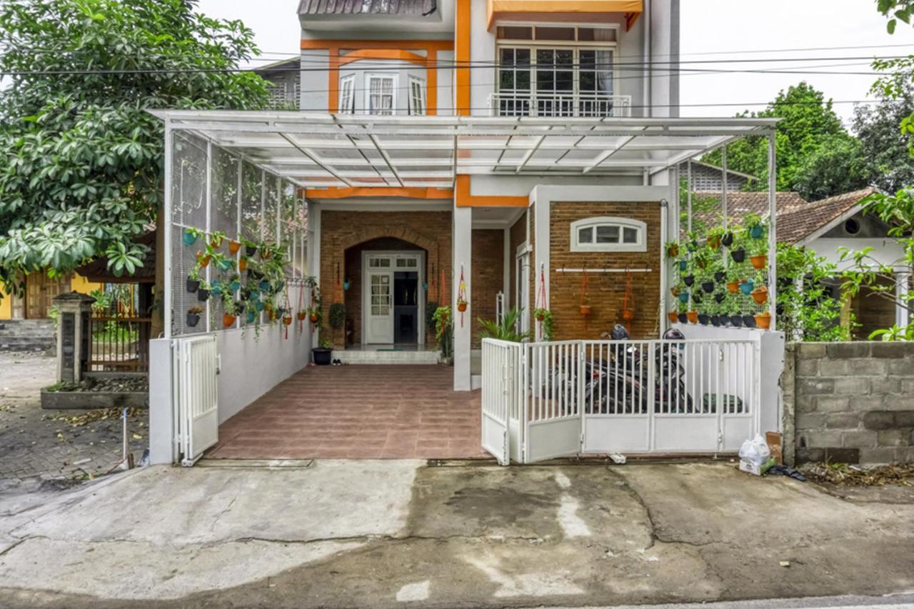 Готель Reddoorz Near Sindu Kusuma Edupark 2 Cebongan Екстер'єр фото