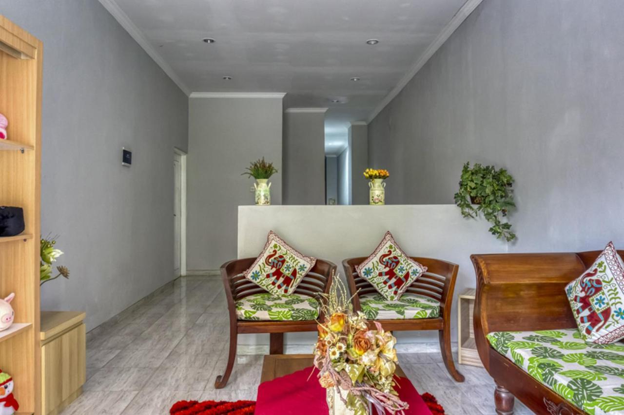 Готель Reddoorz Near Sindu Kusuma Edupark 2 Cebongan Екстер'єр фото