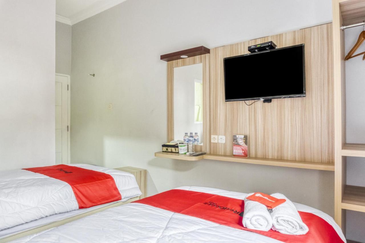 Готель Reddoorz Near Sindu Kusuma Edupark 2 Cebongan Екстер'єр фото